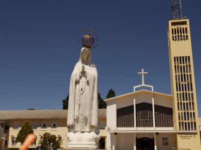ata integra o ciclo de comemorações mensais promovidas entre maio e outubro, período que recorda as seis aparições de 1917 e reúne fiéis para momentos de oração, celebração e devoção mariana.